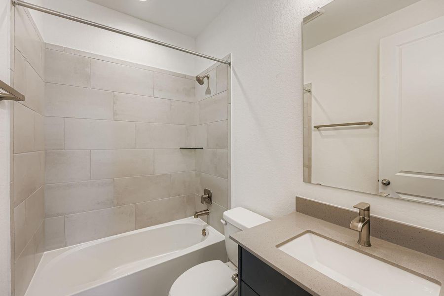 Full bath with vanity and washtub / shower combination