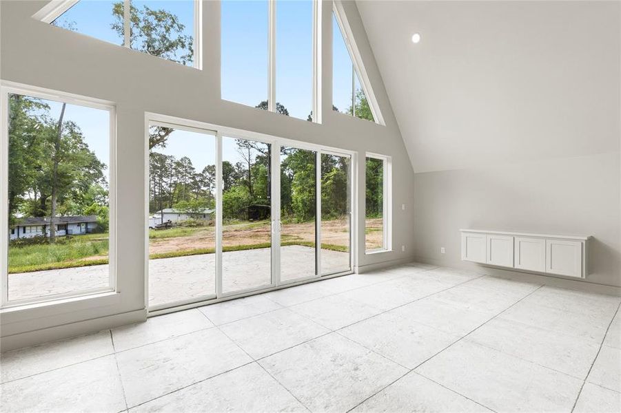 Spacious, unfurnished interior of a new home in , Mineola (Image 19).