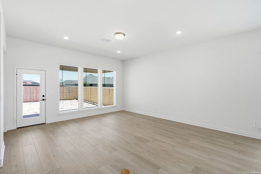 Spacious, unfurnished interior of a new home in Bison Ridge, San Antonio (Image 23).