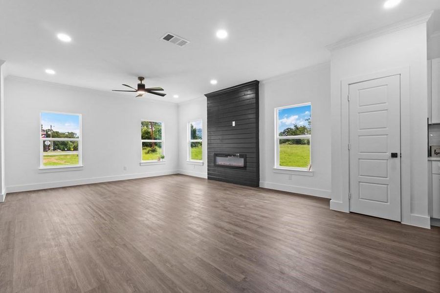 Spacious, unfurnished interior of a new home in , Tool (Image 23).