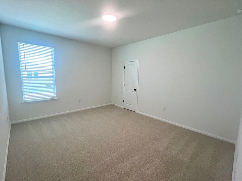 Spacious, unfurnished interior of a new home in Porter Country, Buda (Image 19).