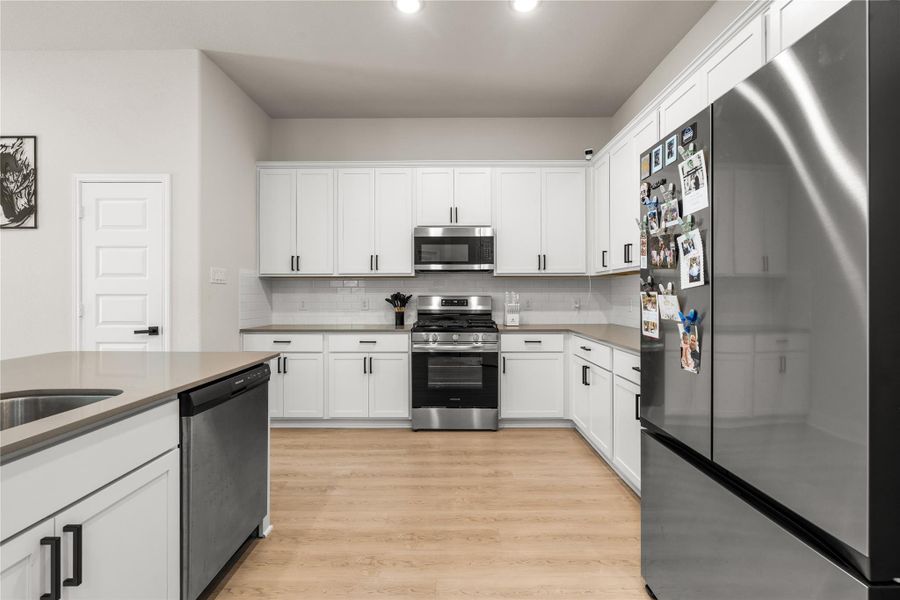 Thoughtfully designed with everyday living in mind, the kitchen offers generous circulation space that allows multiple people to cook, gather, and move comfortably without interrupting the flow of the room.
