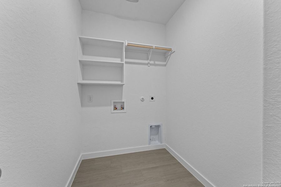 Spacious, unfurnished interior of a new home in Voss Farms, New Braunfels (Image 30).