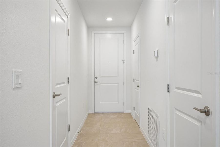 Spacious, unfurnished interior of a new home in Twin Oaks, Zephyrhills (Image 15).