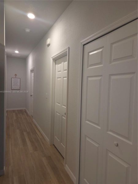 Spacious, unfurnished interior of a new home in , Sebring (Image 24).