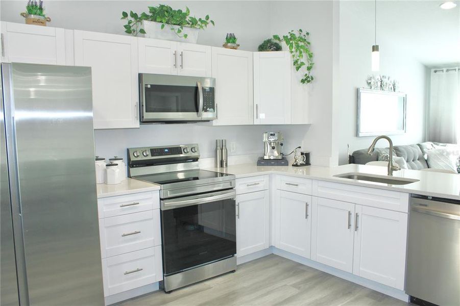 Furnished interior view inside a new home in , Dunnellon (Image 43).