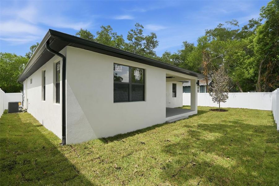 Exterior details and patio area of a home in , Tampa (Image 4).