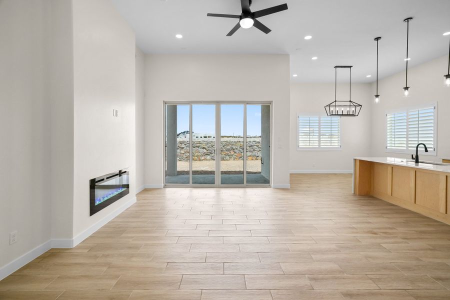 Spacious, unfurnished interior of a new home in Verdancia, El Paso (Image 37).