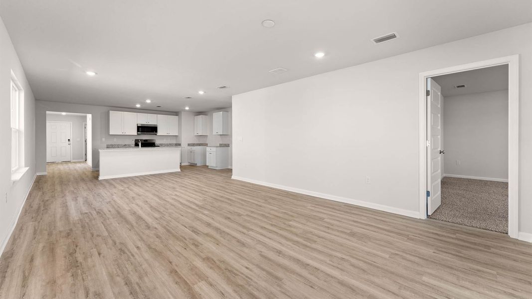 Spacious, unfurnished interior of a new home in Titus Park, Panama City (Image 19).