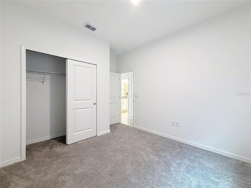 Spacious, unfurnished interior of a new home in , Mascotte (Image 38).