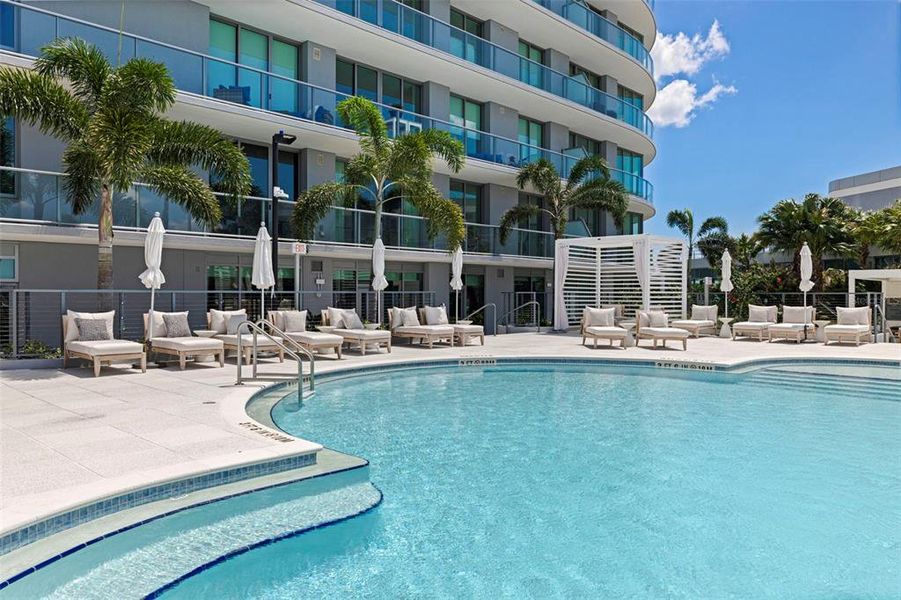 Condo located in St. Petersburg, FL showcasing its design and architecture (Image 39).