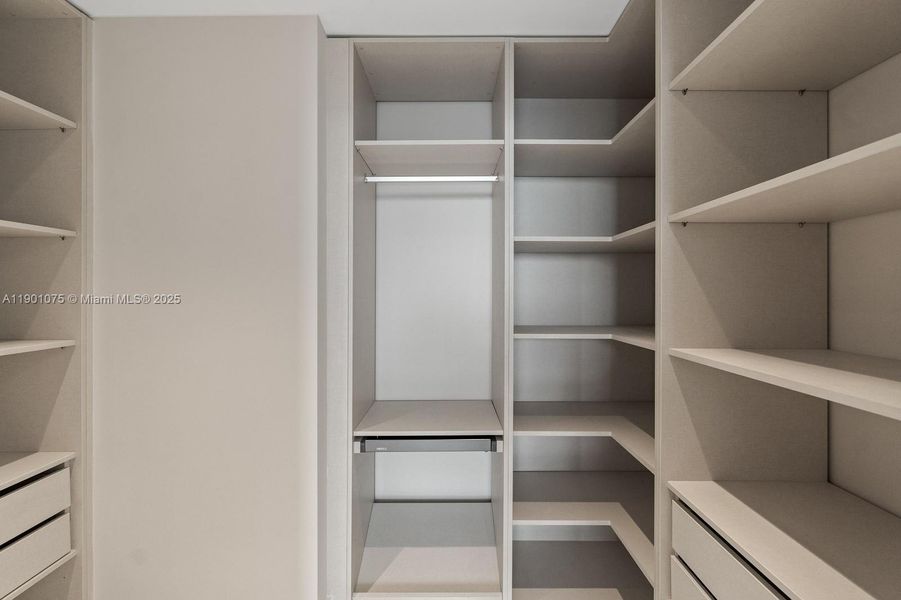 Spacious, unfurnished interior of a new home in Aria Reserve, Miami (Image 24). Spacious, unfurnished interior of a new home in Aria Reserve, Miami (Image 24).