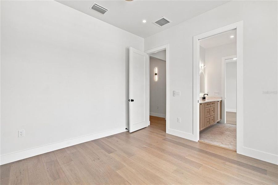 Spacious, unfurnished interior of a new home in , Tampa (Image 26).
