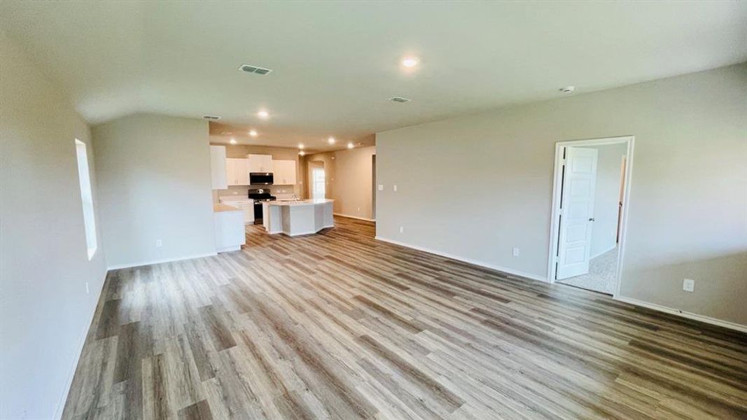 Spacious, unfurnished interior of a new home in Sunnycreek, Crowley (Image 13).