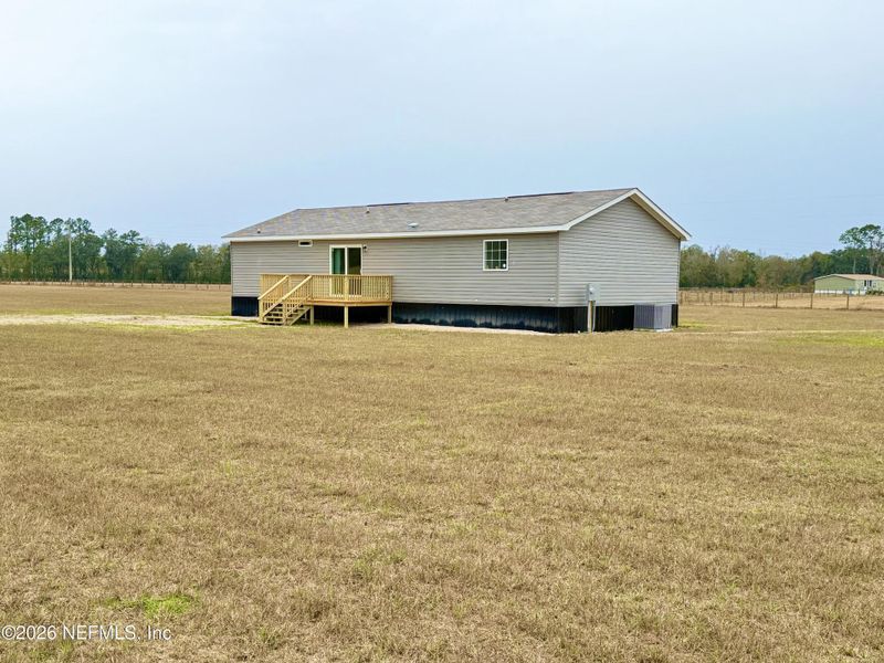 Exterior details and patio area of a home in , Brooker (Image 19).