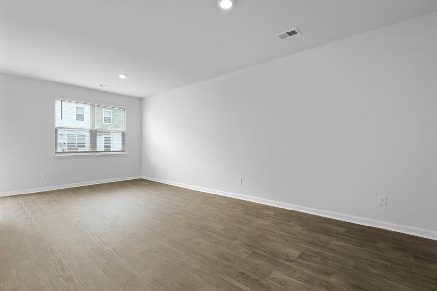 Spacious, unfurnished interior of a new home in Carolina Groves, Moncks Corner (Image 14).