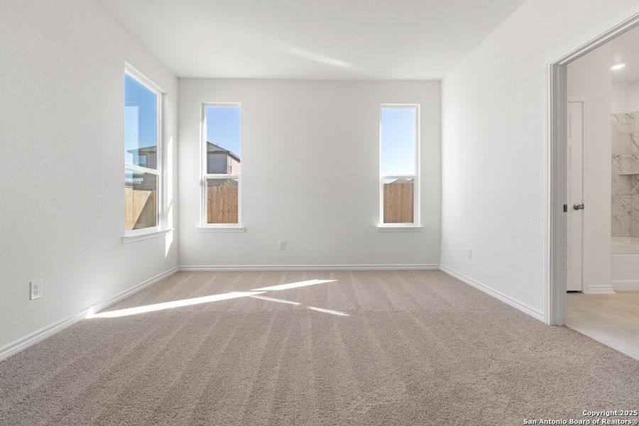 Spacious, unfurnished interior of a new home in Spanish Trails, San Antonio (Image 8).