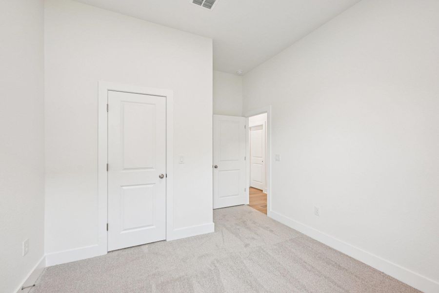 Spacious, unfurnished interior of a new home in Persimmon, Buda (Image 26).