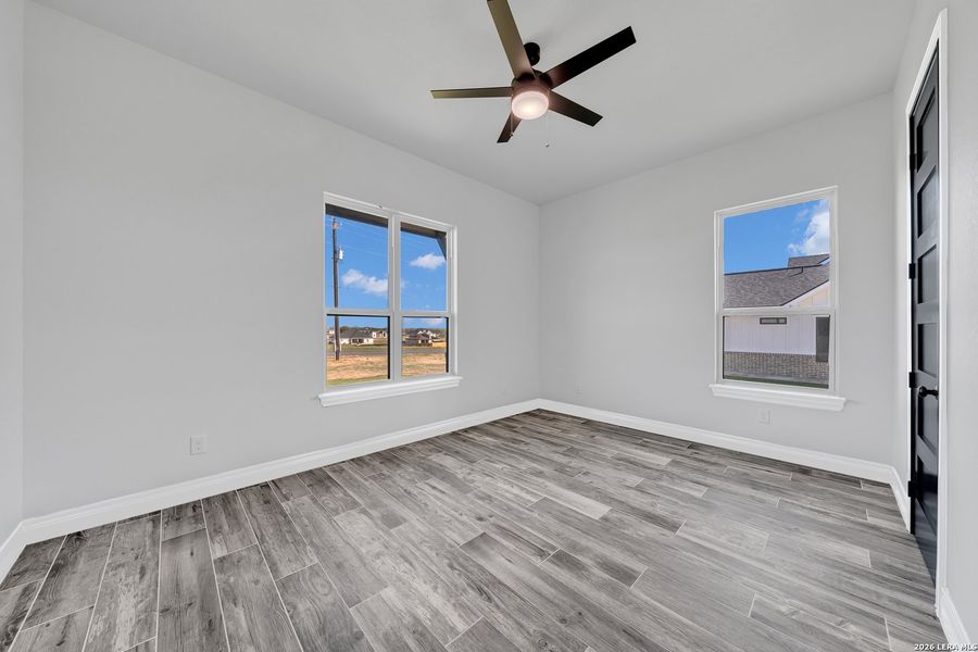 Spacious, unfurnished interior of a new home in , La Vernia (Image 38).