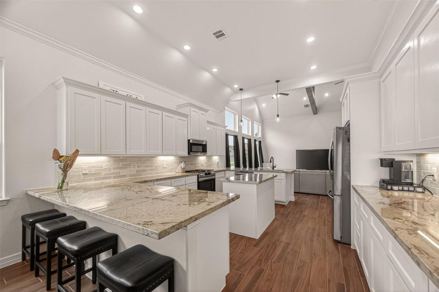 Furnished interior view inside a new home in , Anahuac (Image 16).
