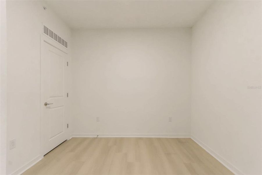 Spacious, unfurnished interior of a new home in , Orlando (Image 19).