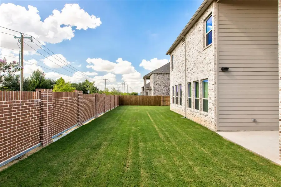 Representative exterior details of a home built from the Dublin by Sandlin Homes in Lakesong, Midlothian (Image 3). Representative exterior details of a home built from the Dublin by Sandlin Homes in Lakesong, Midlothian (Image 3).