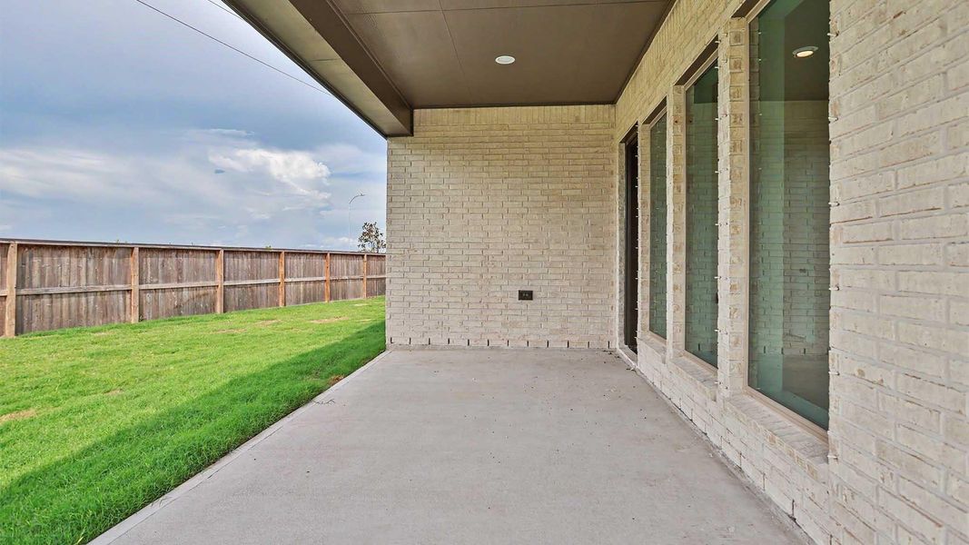 Exterior details and patio area of a home in Valencia, Manvel (Image 3).