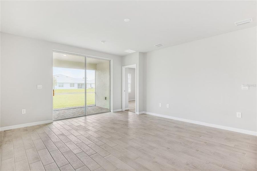 Spacious, unfurnished interior of a new home in Heritage Lake Park, Punta Gorda (Image 9).