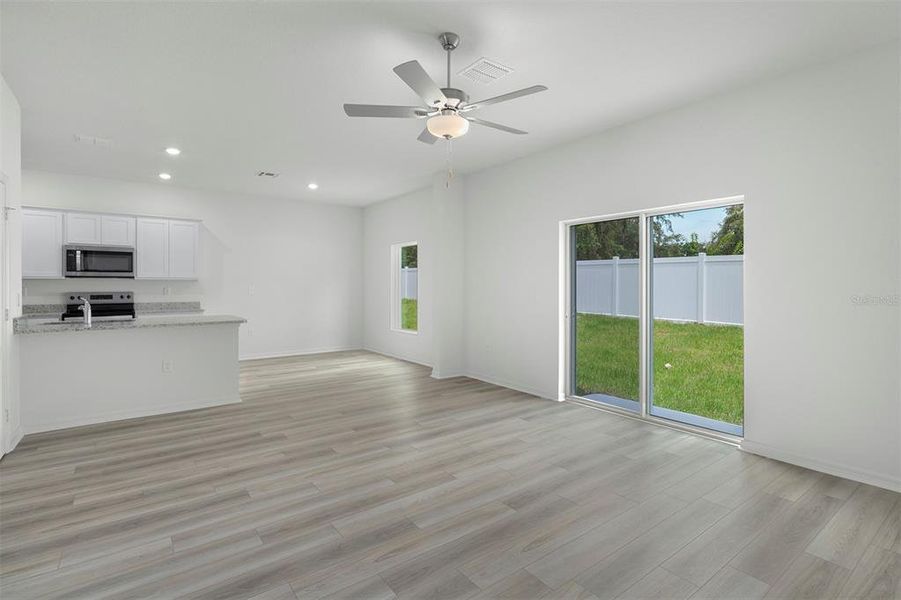 Spacious, unfurnished interior of a new home in Tula Parc, Astatula (Image 17).