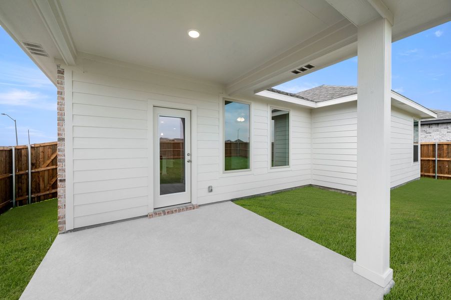 Exterior details and patio area of a home in Burgess Meadows, Cleburne (Image 20).