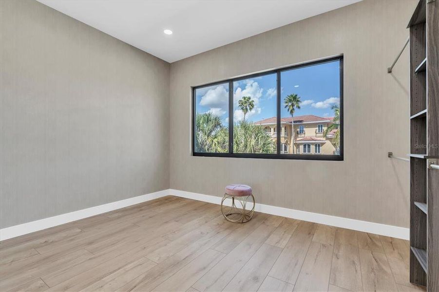 Spacious, unfurnished interior of a new home in , St. Petersburg (Image 22).