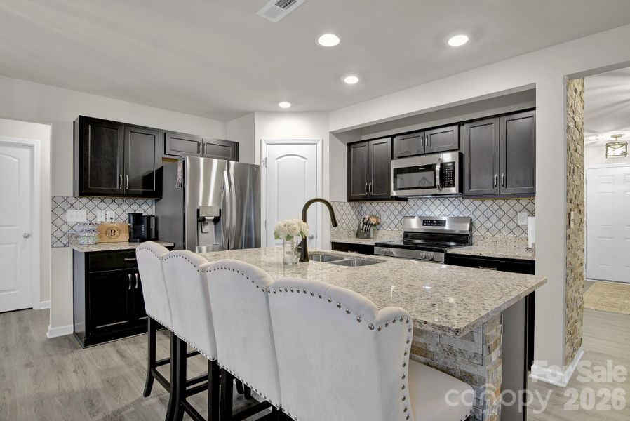 Kitchen - ample workspace