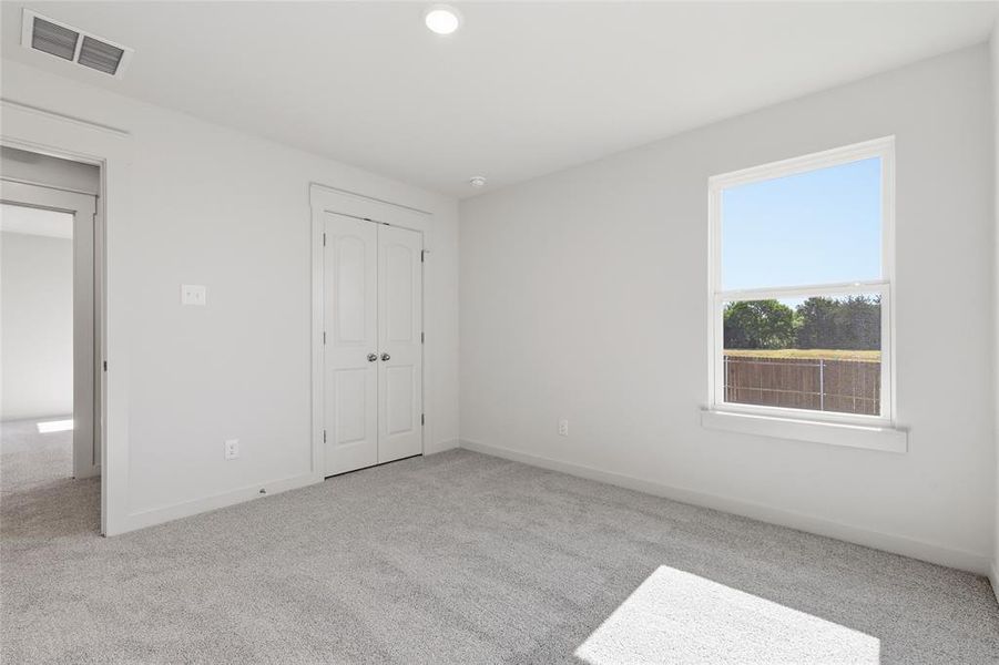 Neutral wall paint with light gray carpeting