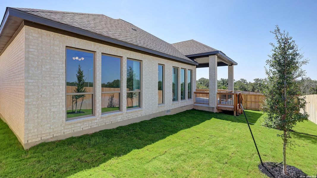 Exterior details and patio area of a home in Ladera, San Antonio (Image 3).