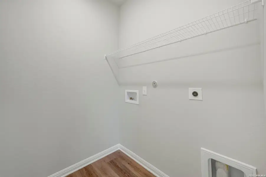 Spacious, unfurnished interior of a new home in Mesquite Ridge, San Antonio (Image 32).