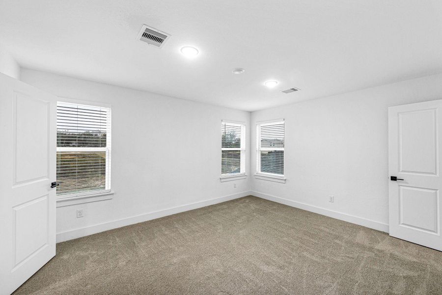 Spacious, unfurnished interior of a new home in , Hempstead (Image 19).