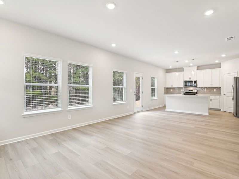 Spacious, unfurnished interior of a new home in Ivey Township, Dallas (Image 16).