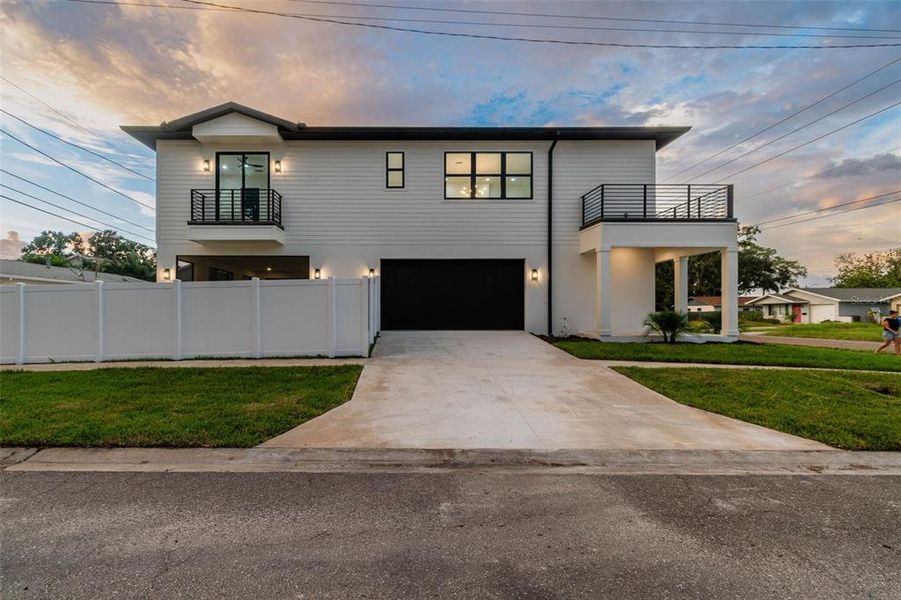 Exterior details and patio area of a home in , St. Petersburg (Image 27).