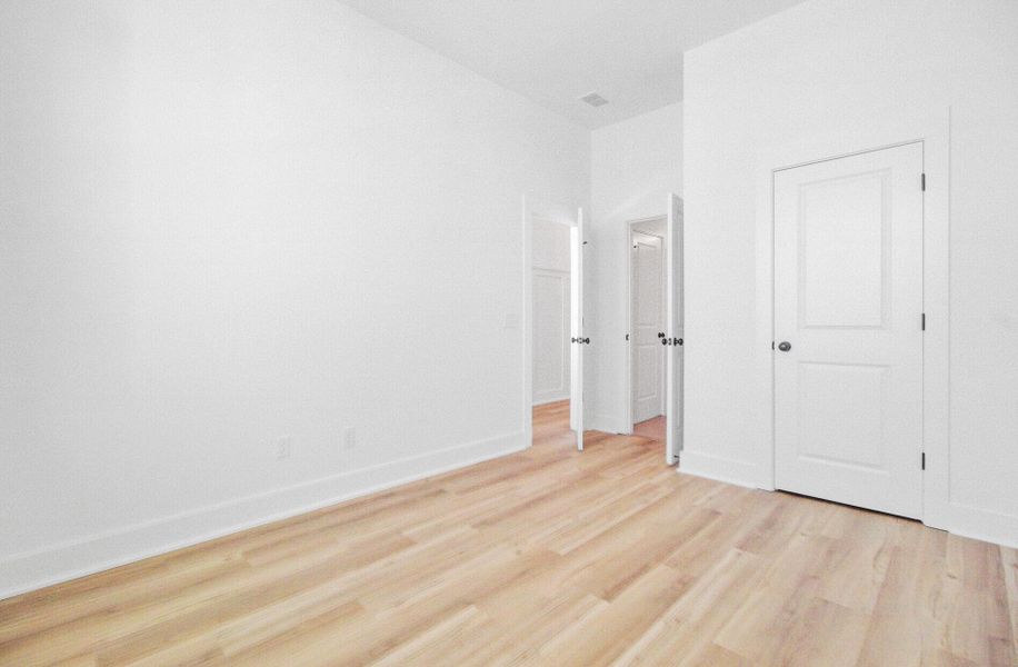 Spacious, unfurnished interior of a new home in , Summerville (Image 20).