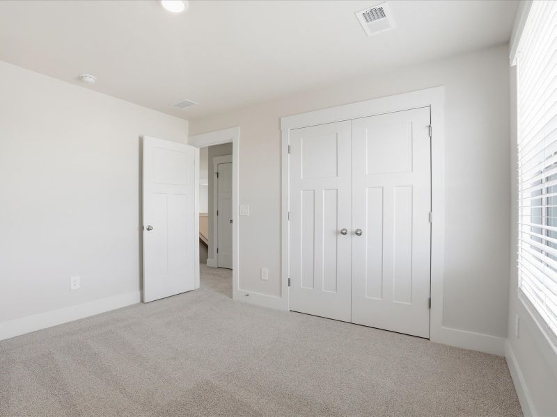 Spacious, unfurnished interior of a new home in Ashby Woods, Boiling Springs (Image 16).