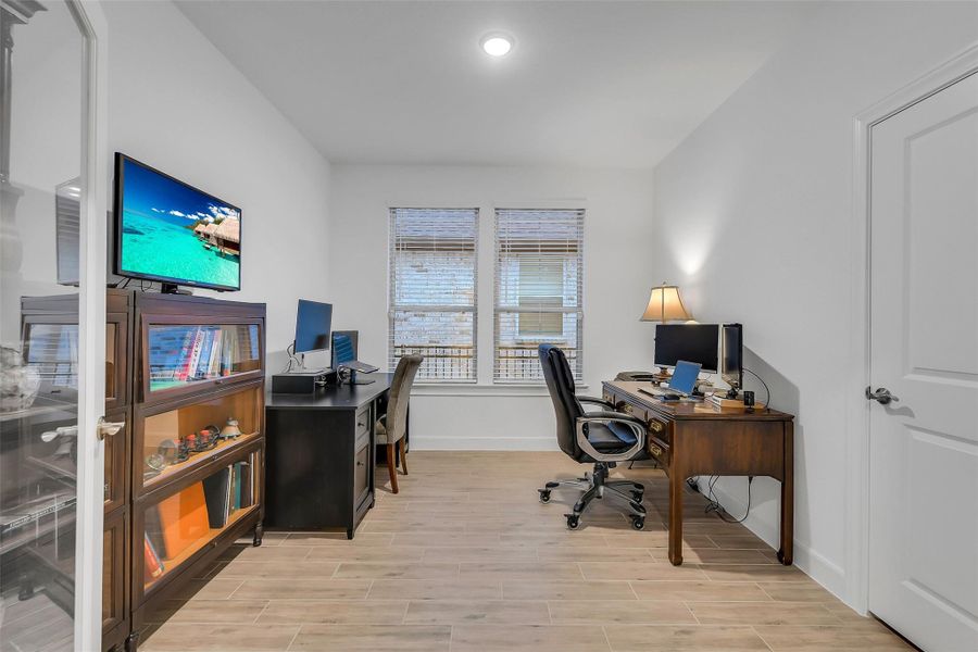 Furnished interior view inside a new home in Del Webb in Chambers Creek, Willis (Image 17). Furnished interior view inside a new home in Del Webb in Chambers Creek, Willis (Image 17).