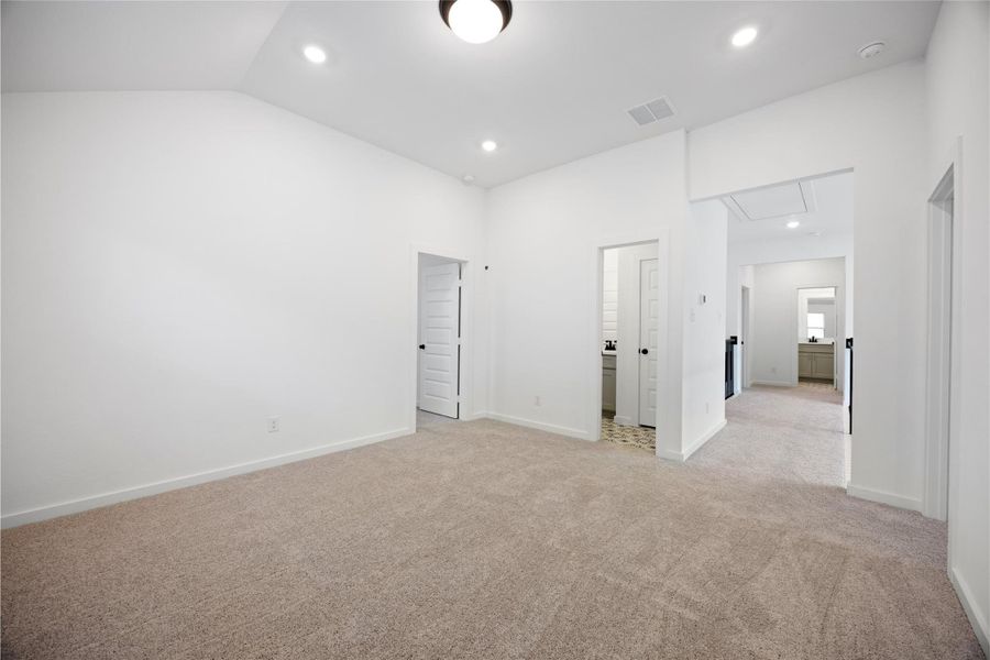 Spacious, unfurnished interior of a new home in Kendall Lakes, Alvin (Image 21).