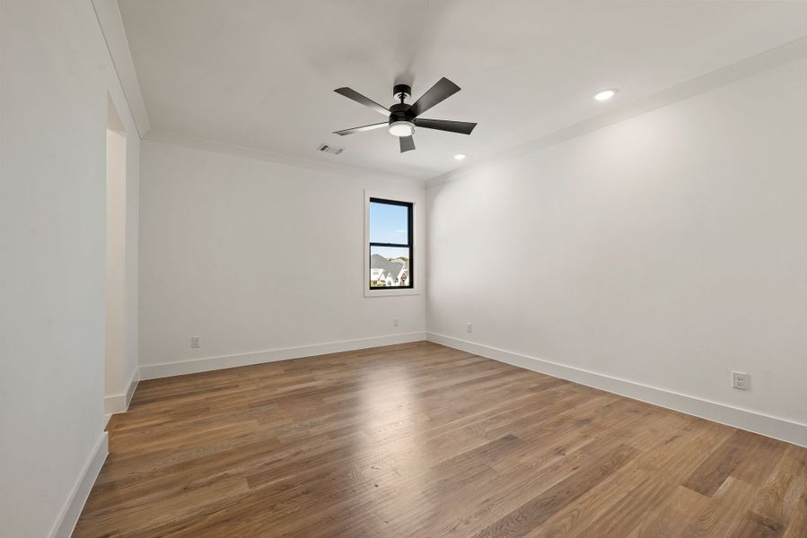 Spacious, unfurnished interior of a new home in The Resort on Eagle Mt. Lake, Fort Worth (Image 53).