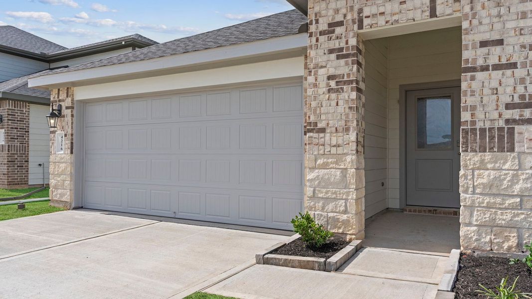 Exterior details and patio area of a home in Evergreen, Rosenberg (Image 2).