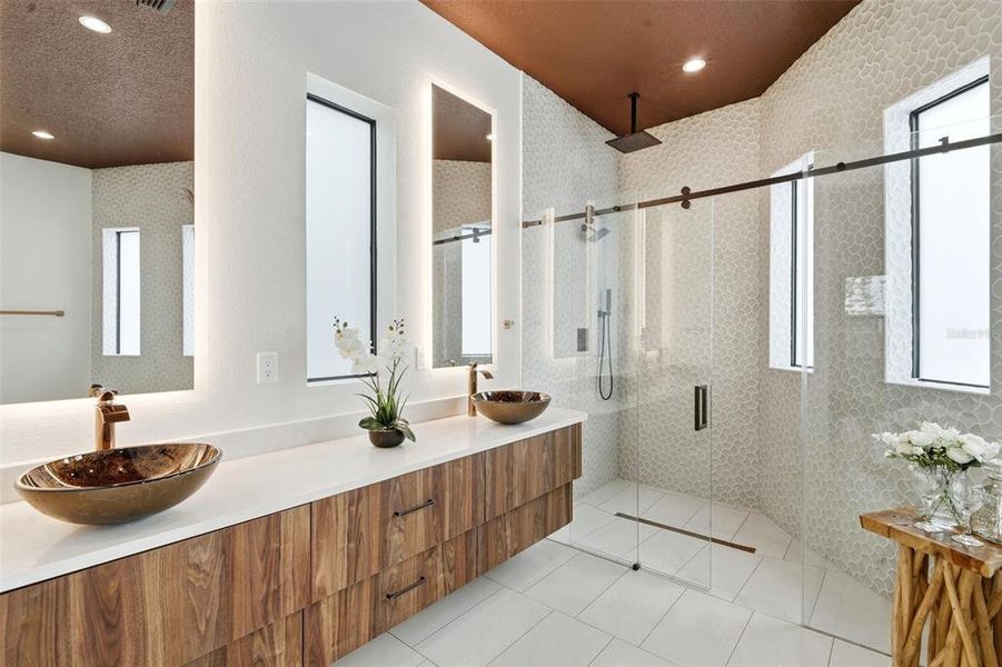 Furnished interior view inside a new home in , Orlando (Image 9).