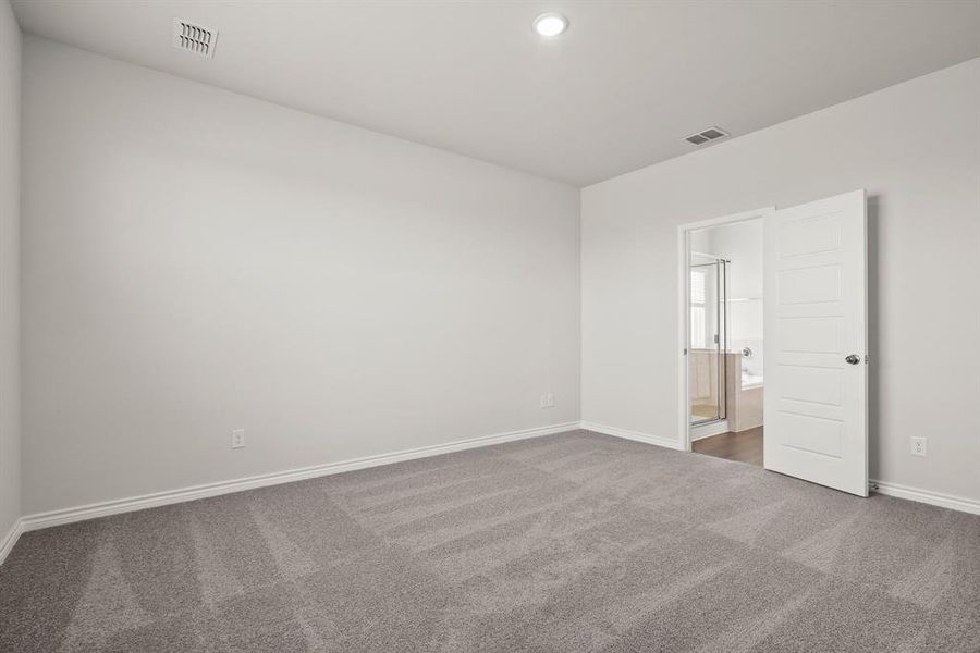 Spacious, unfurnished interior of a new home in Sycamore Landing, Fort Worth (Image 17). Spacious, unfurnished interior of a new home in Sycamore Landing, Fort Worth (Image 17).