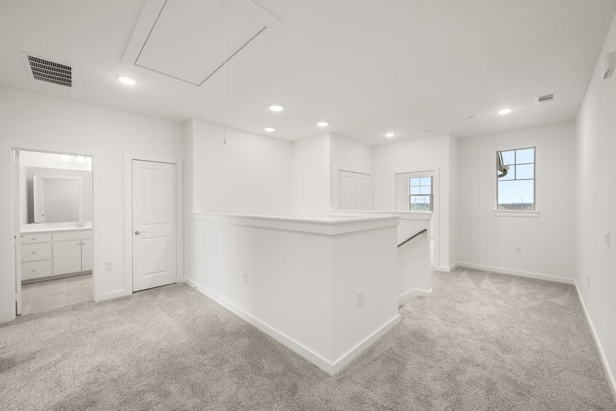 Spacious, unfurnished interior of a new home in Wildridge, Oak Point (Image 20).