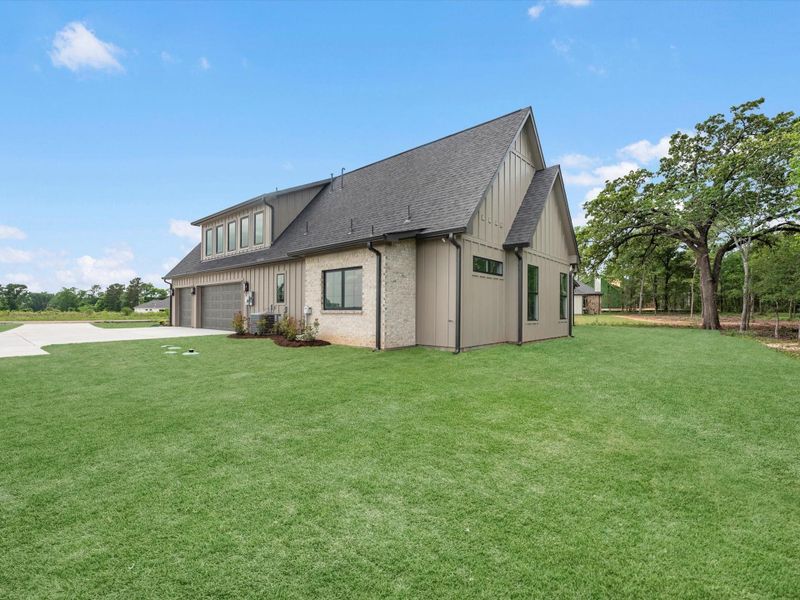 Space for a workshop, garden or pool.