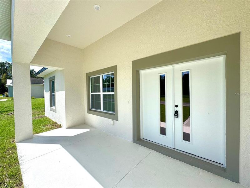 Exterior details and patio area of a home in , Dunnellon (Image 18).