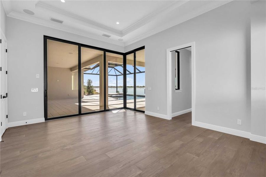 Spacious, unfurnished interior of a new home in , Sarasota (Image 23).